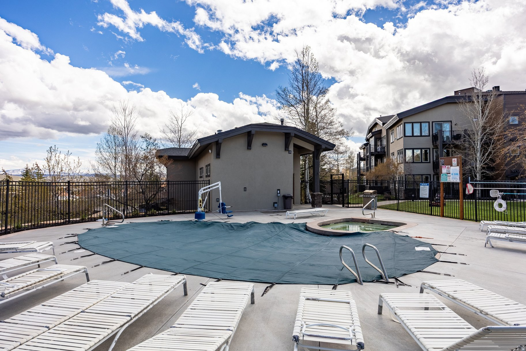 CRESTVIEW CONDOMINIUM PHASE 1 - Residential