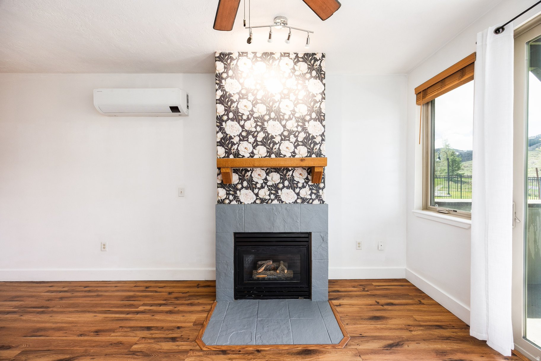 CRESTVIEW CONDOMINIUM PHASE 1 - Residential