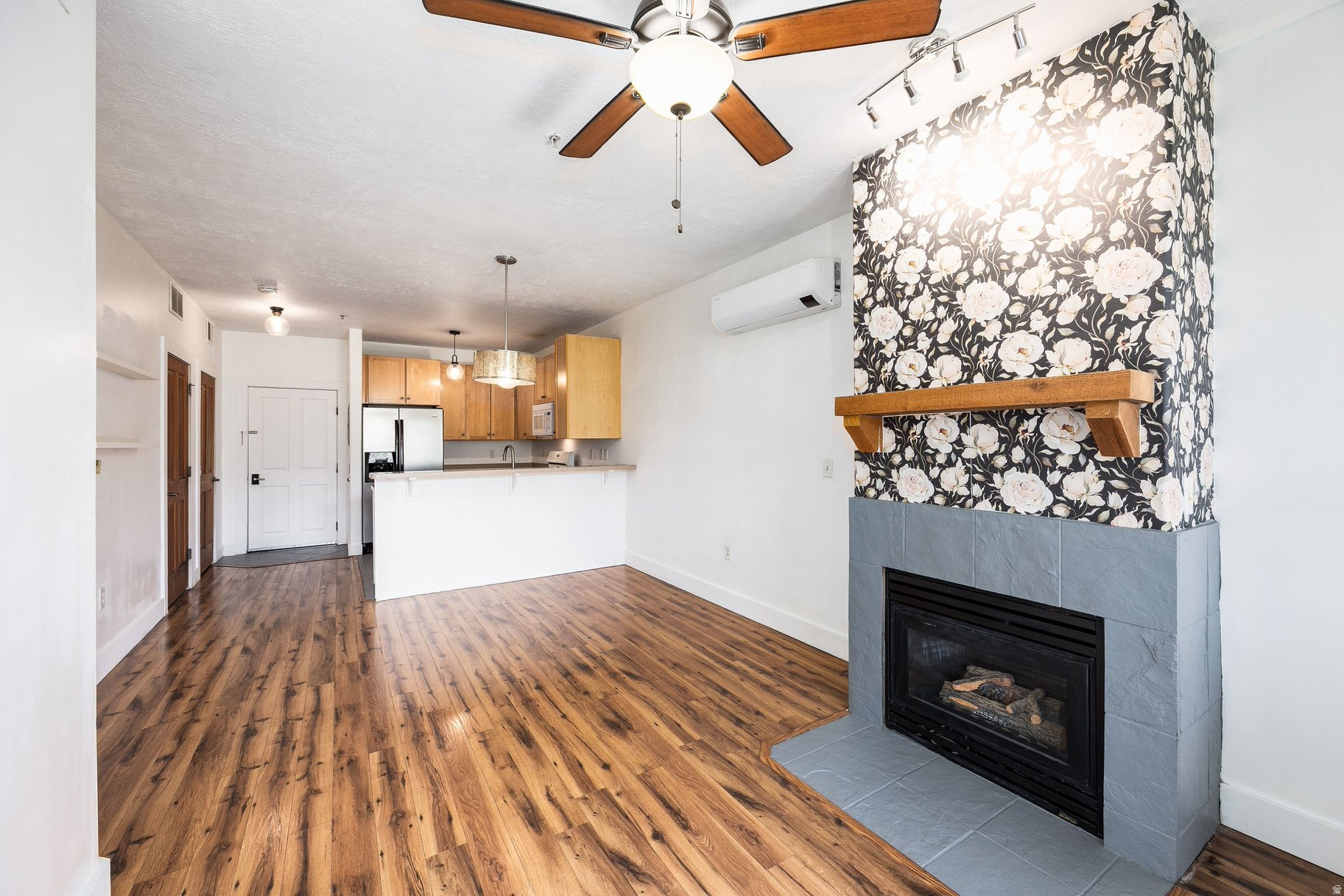 CRESTVIEW CONDOMINIUM PHASE 1 - Residential