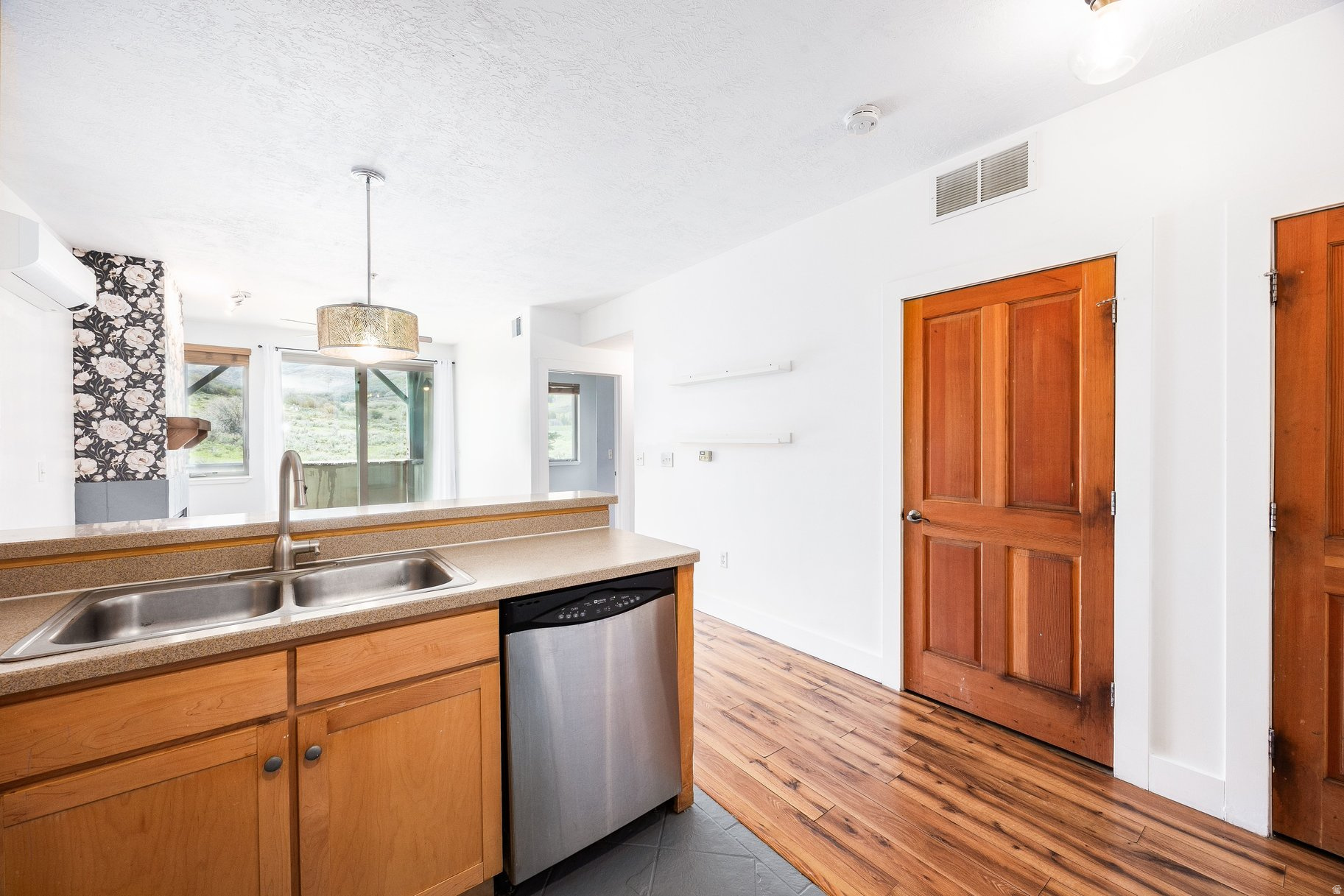 CRESTVIEW CONDOMINIUM PHASE 1 - Residential