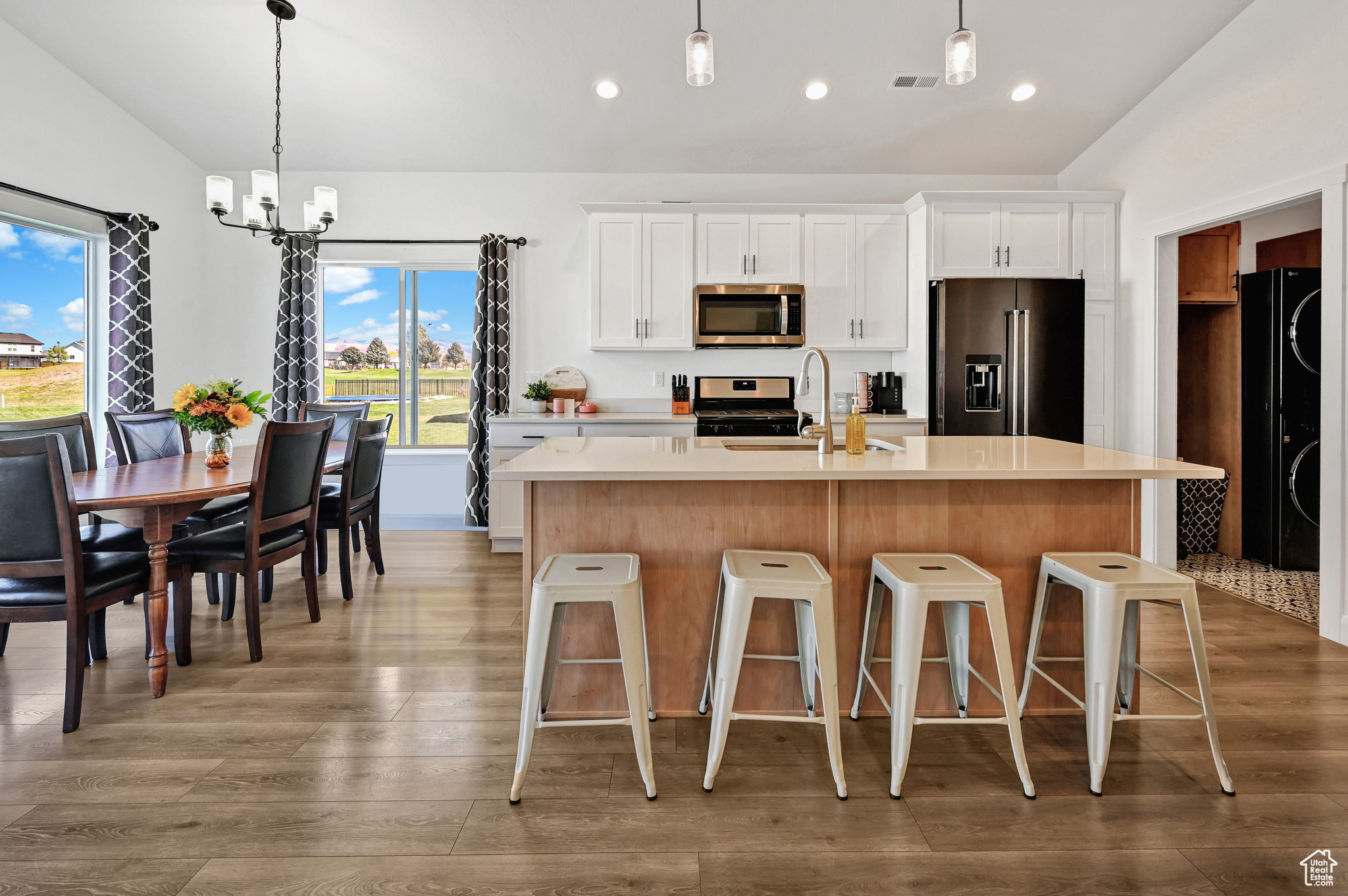 COUNTRY CLUB ESTATES - Residential
