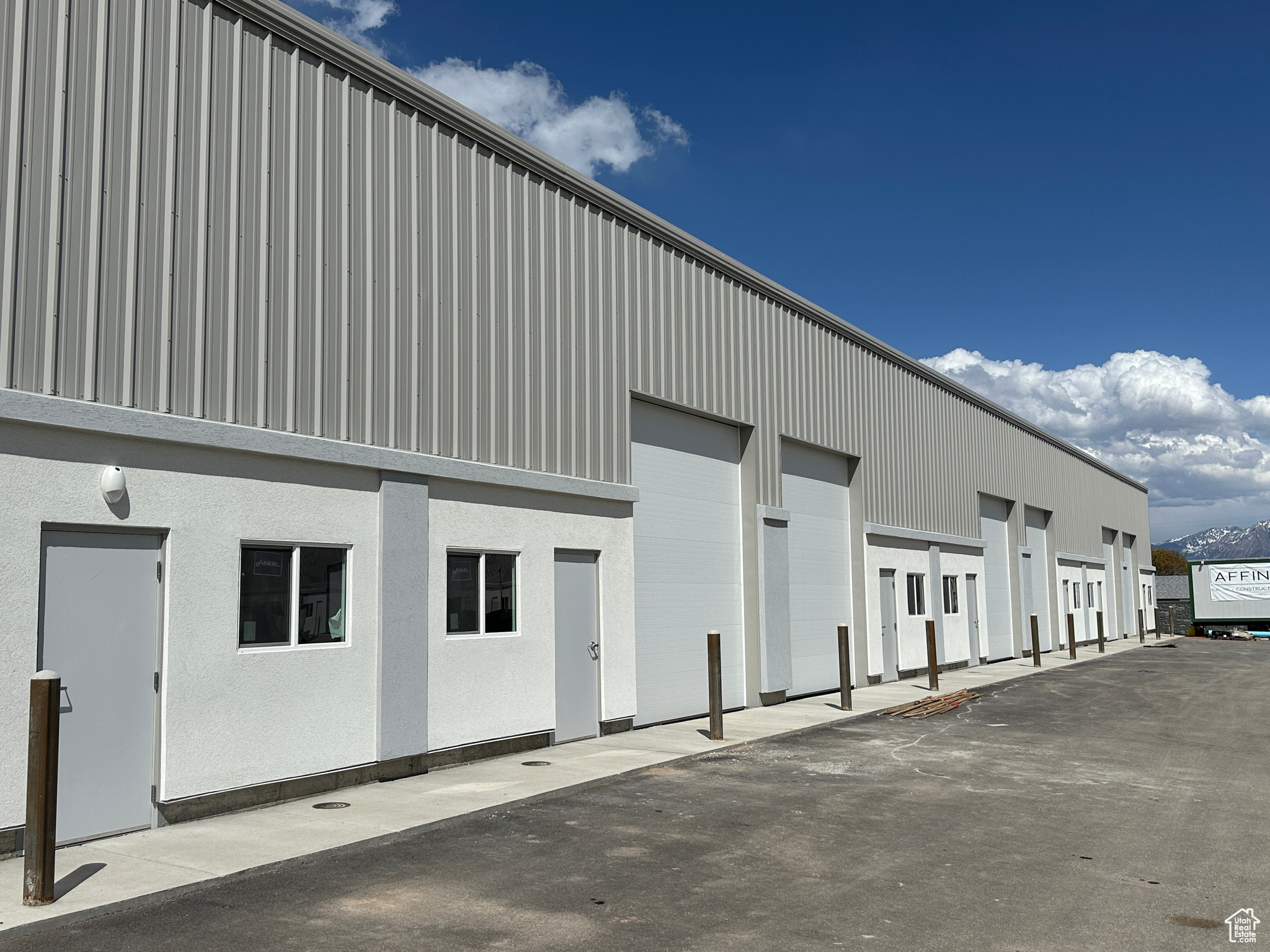 MOUNTAIN VIEW FLEX - Commercial Lease