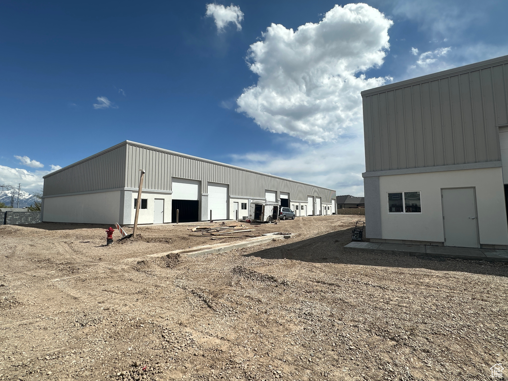 MOUNTAIN VIEW FLEX - Commercial Lease