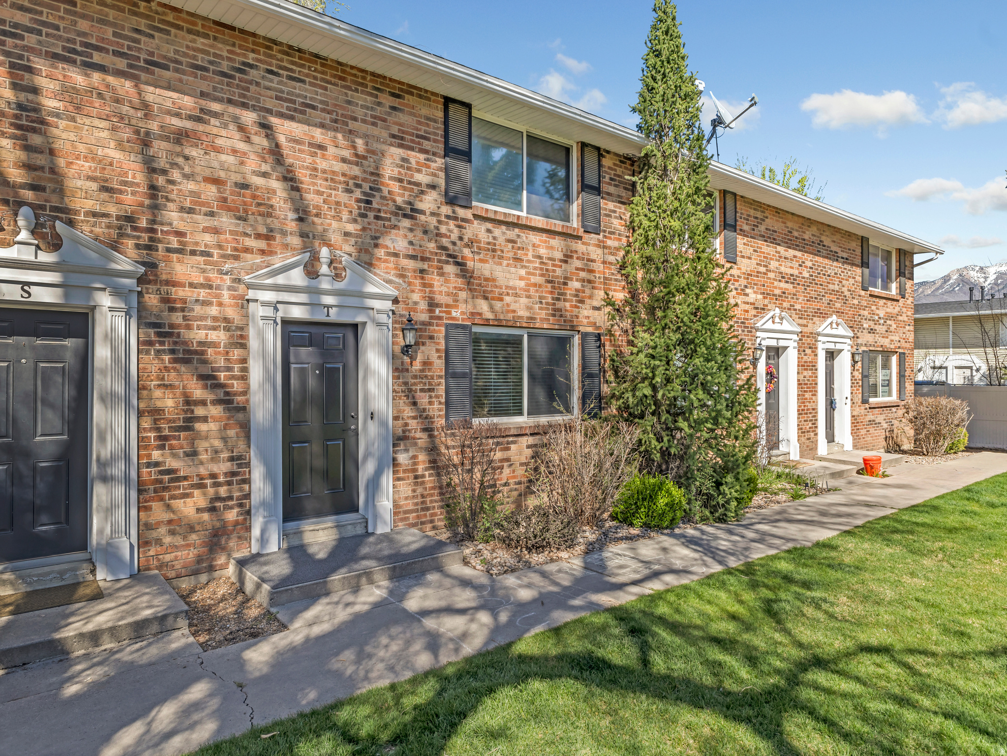 COLONIAL GARDENS TOWNHOUSES - Residential