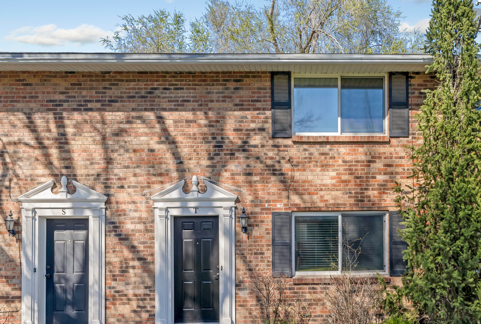 COLONIAL GARDENS TOWNHOUSES - Residential