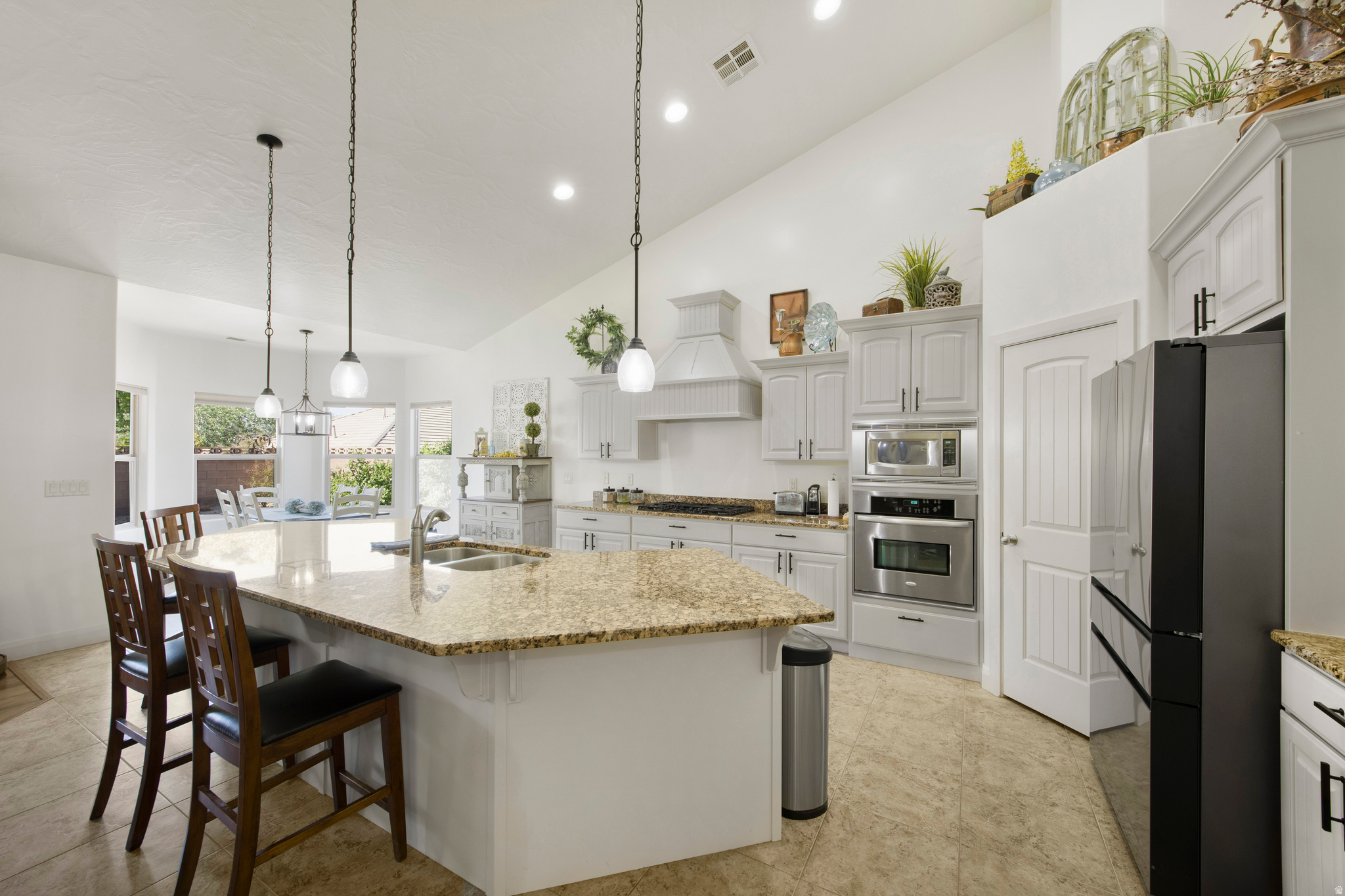 HIGH CHAPARRAL AT THE WASHINGTON BENCH - Residential