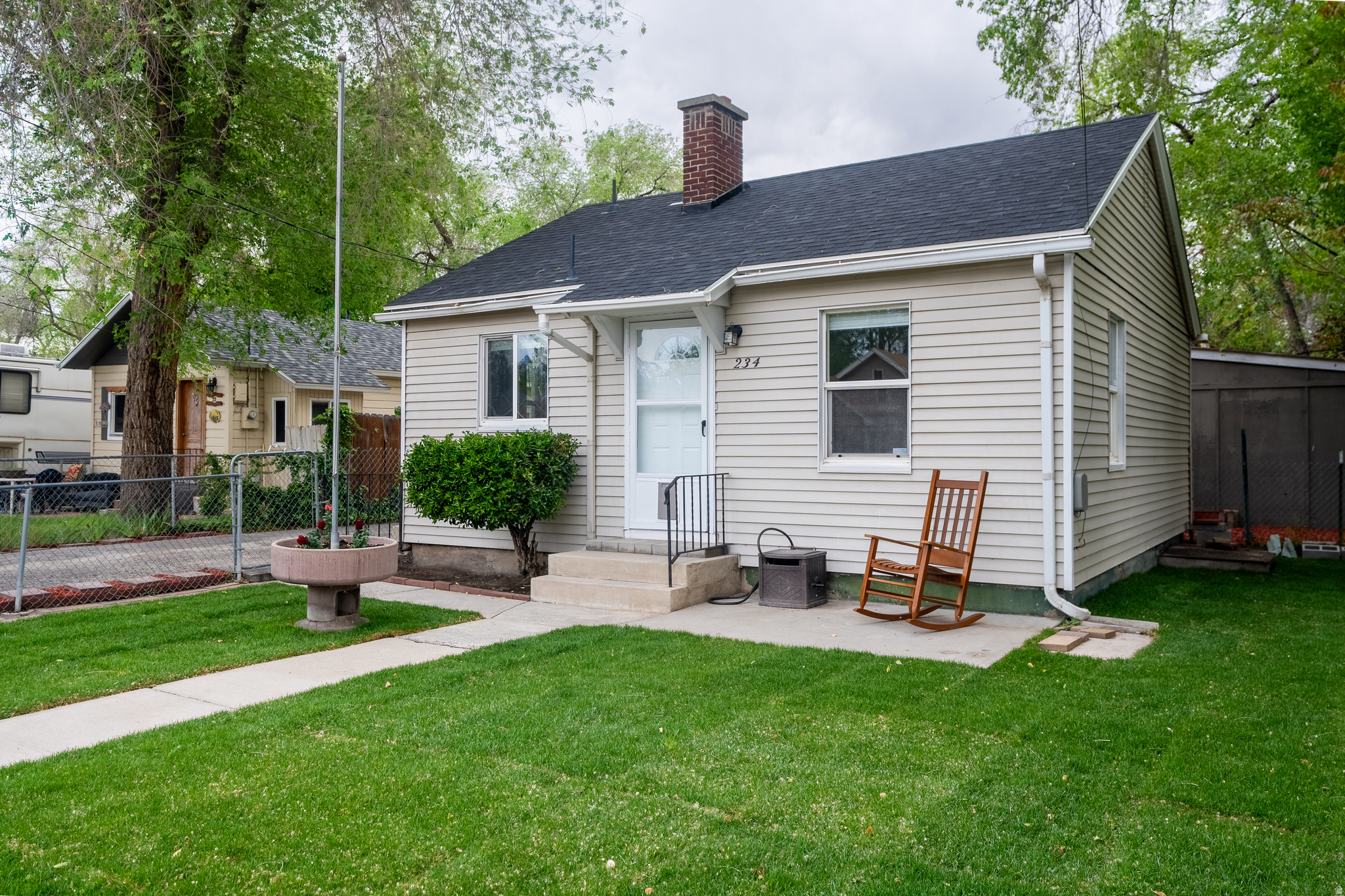 Main image without alt text