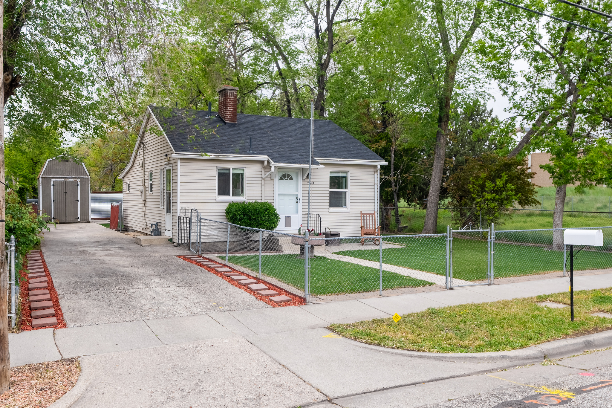 Main image without alt text