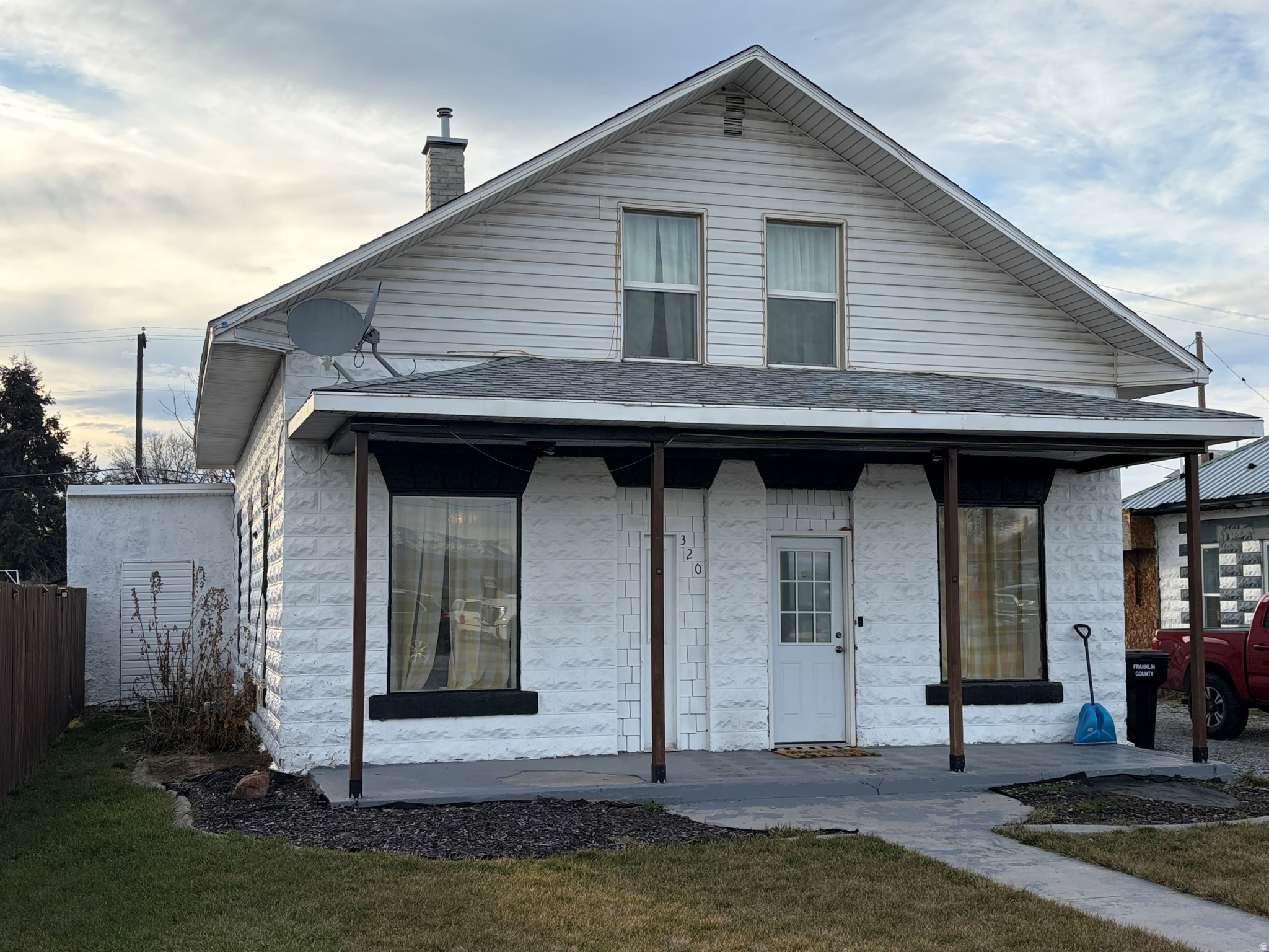 Main image without alt text