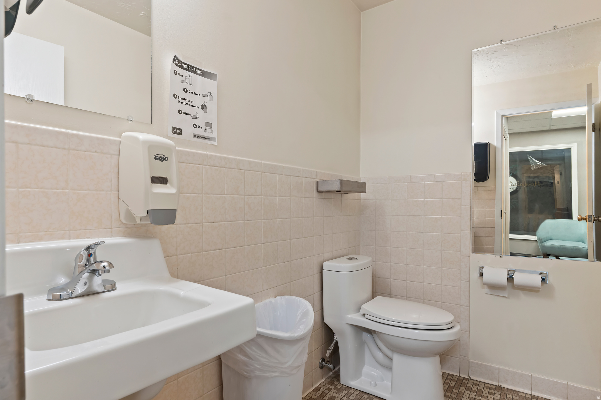 Main image without alt text