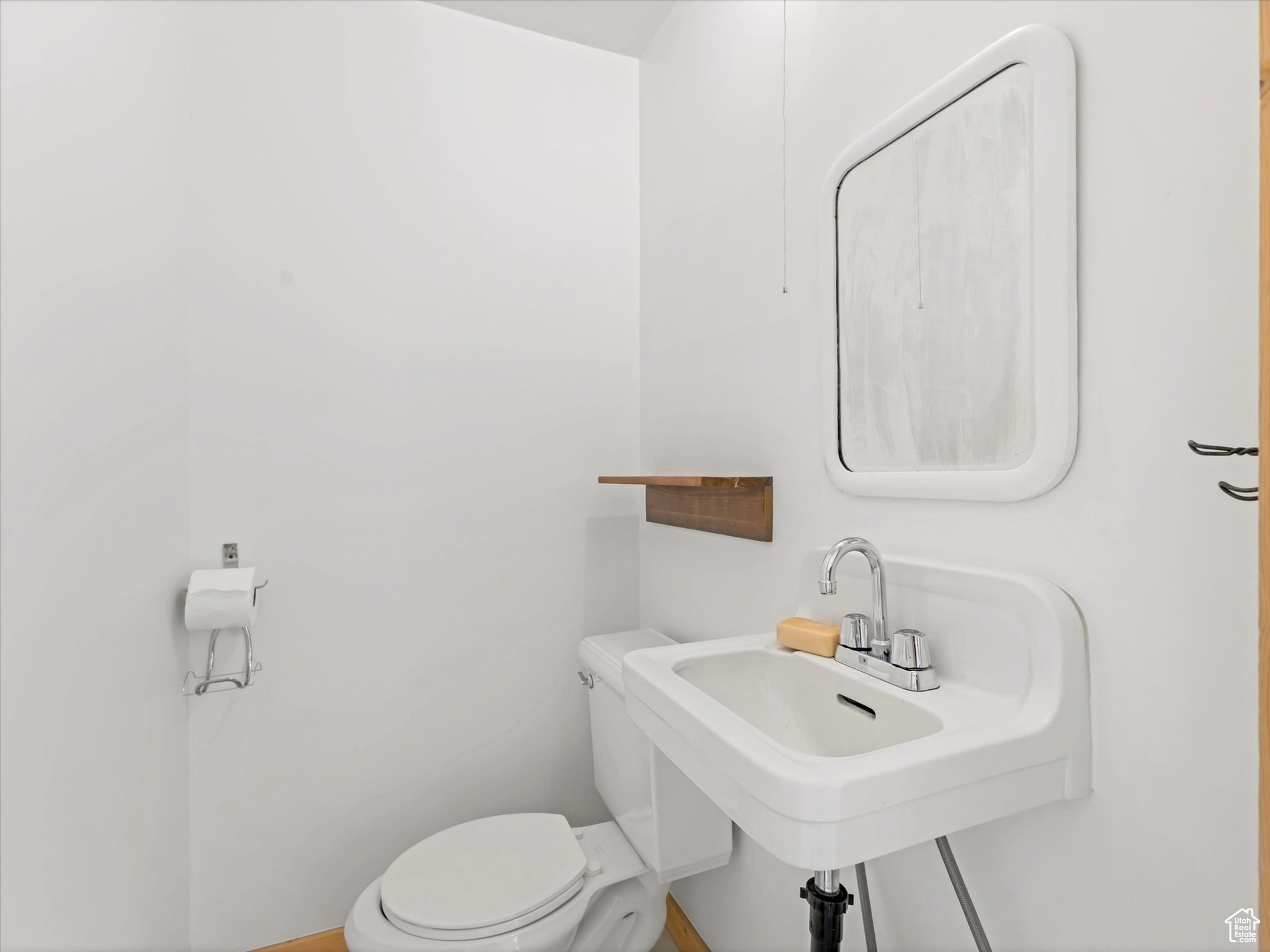 Main image without alt text