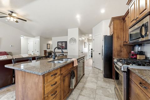Tiny photo for 56 WHITAKER CIR, Kaysville, UT 84037 (MLS # 2141317)