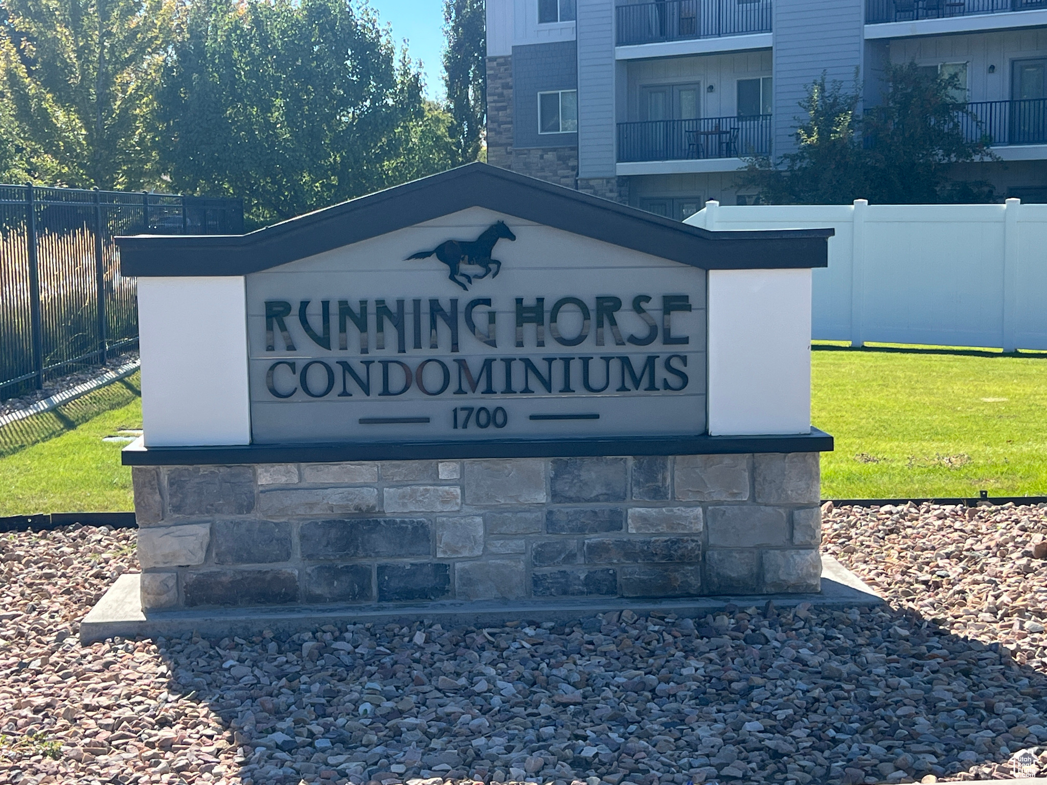 RUNNING HORSE - Residential