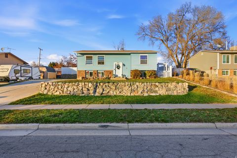Photo of 1474 W 1200 N, Layton, UT 84041 (MLS # 2127199)