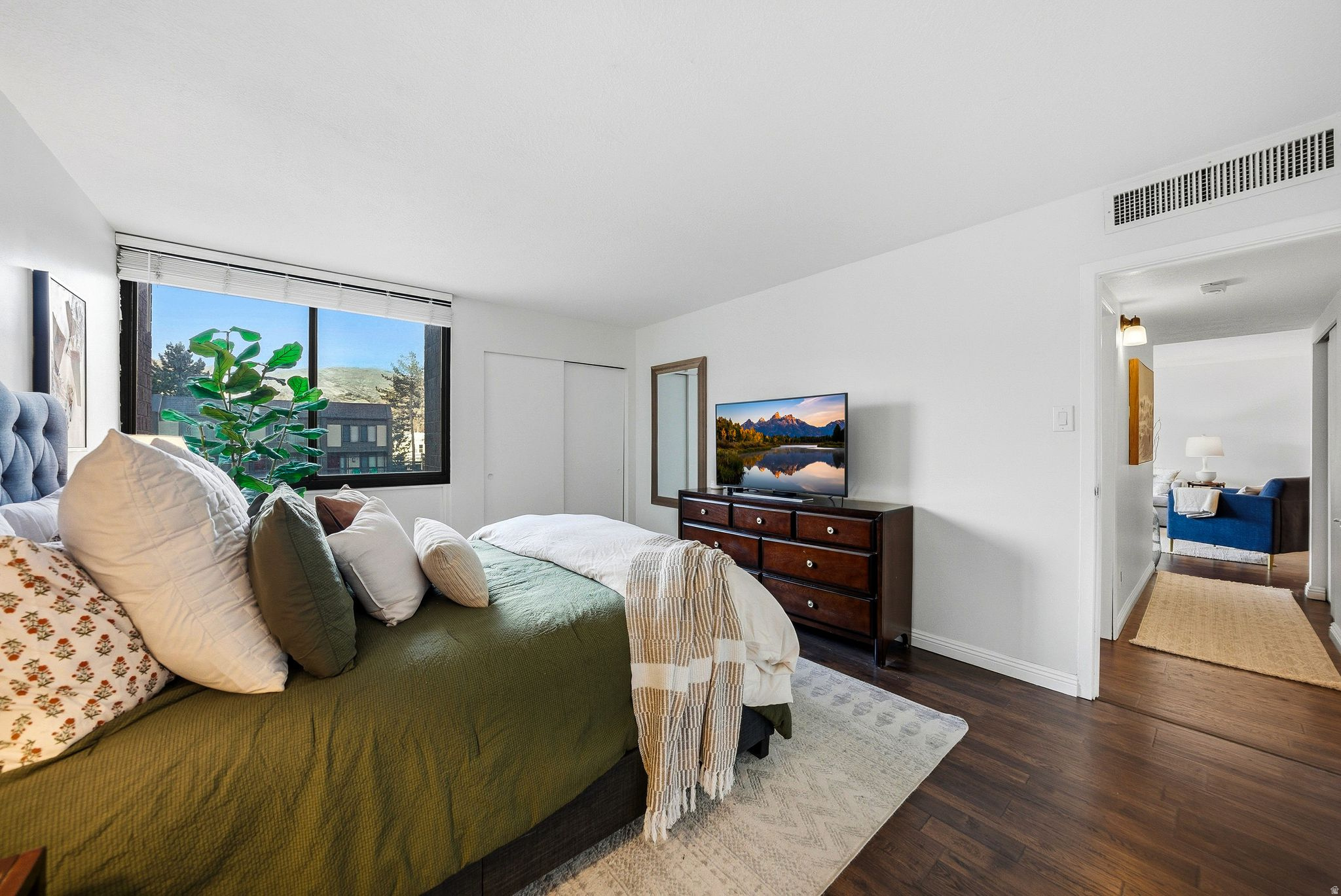 CANYON ROAD TOWERS - Residential