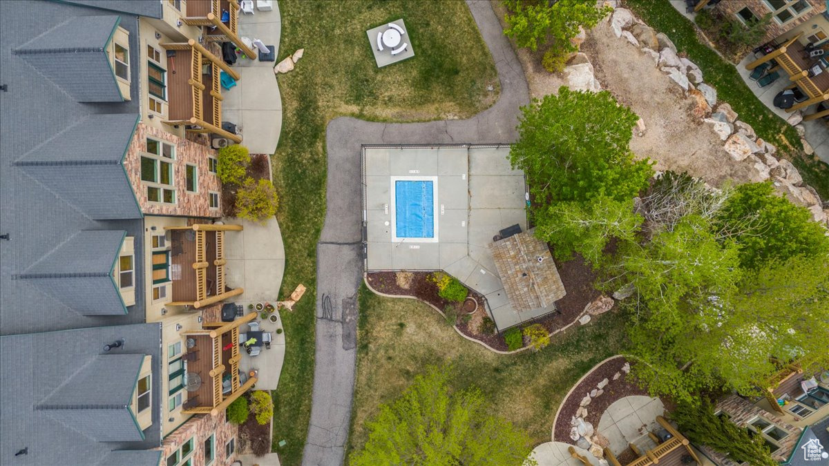 MOOSE HOLLOW CONDOS - Residential