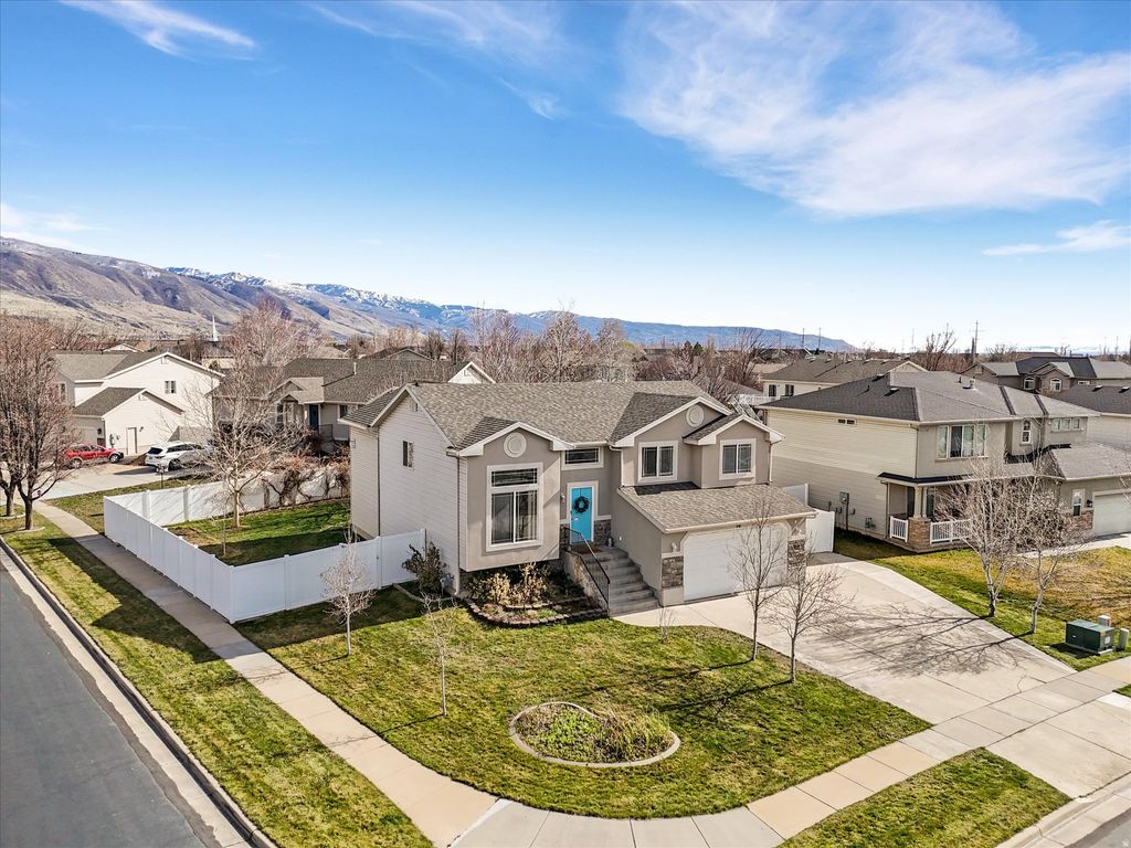 Photo of 58 N COUNTRY BEND RD, Farmington, UT 84025 (MLS # 2144055)
