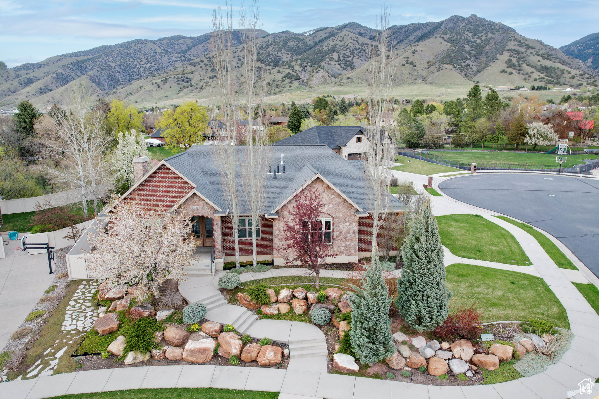 386 Edgehill Dr, Providence, Utah image 2