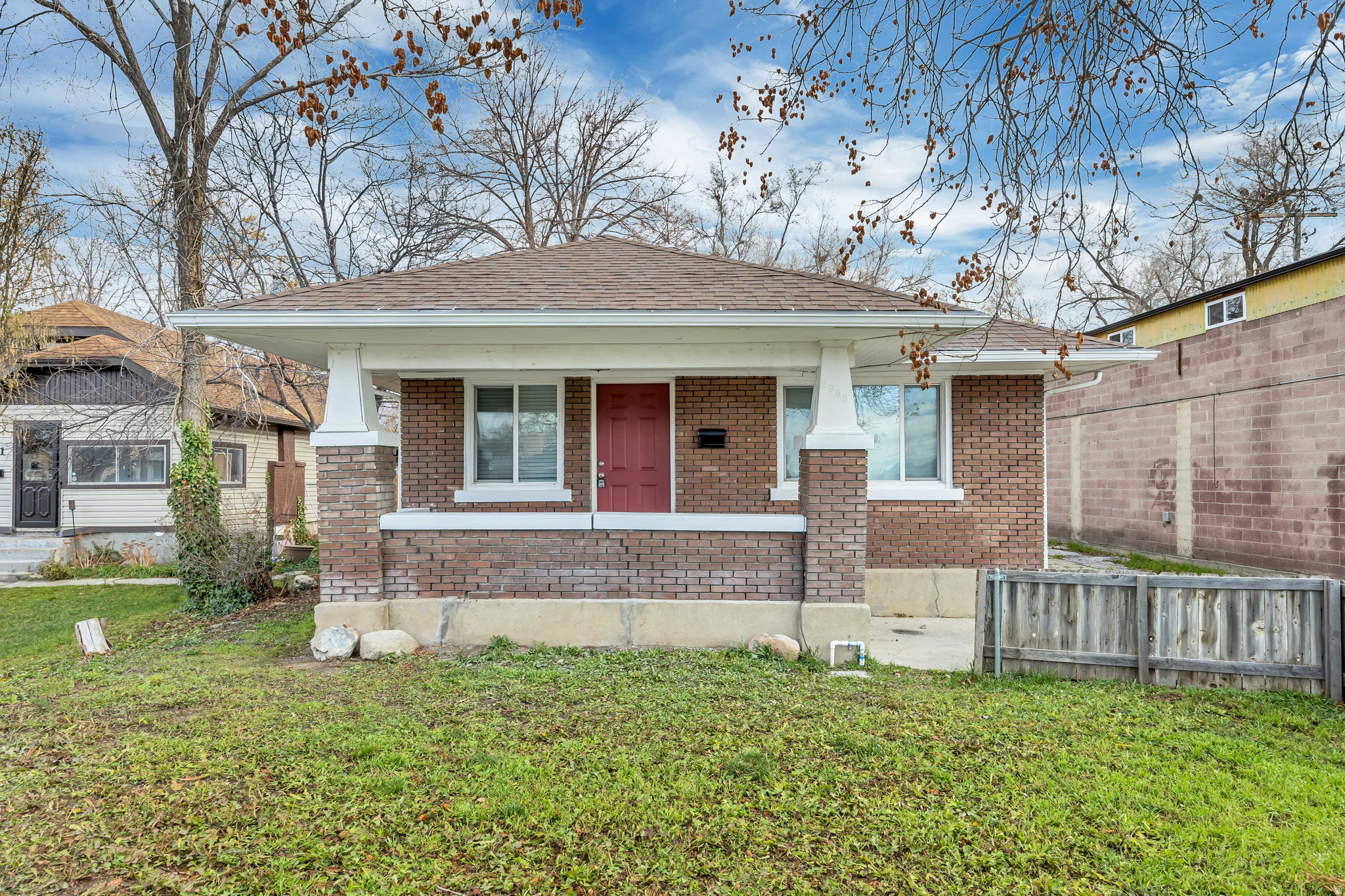 Main image without alt text