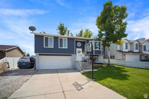 Photo of 5557 W JOSHUA CIR, West Jordan, UT 84081 (MLS # 2119169) Photo of 5557 W JOSHUA CIR, West Jordan, UT 84081 (MLS # 2119169)