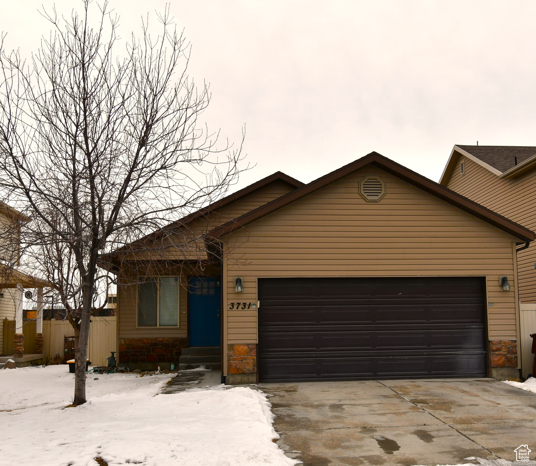 Look no further! Granite countertops, stainless steel kitchen appliances,  water softener and reverse osmosis system, plus washer and dryer- all included! Vaulted ceiling and laminate wood flooring upstairs. Large great room in the basement with an electric fireplace at one end and at the other end a playroom with a pony wall and chalkboard paint.  Fully fenced yard with a new deck, garden beds and a dog run. Conveniently located near schools and the city center with shopping and entertainment.