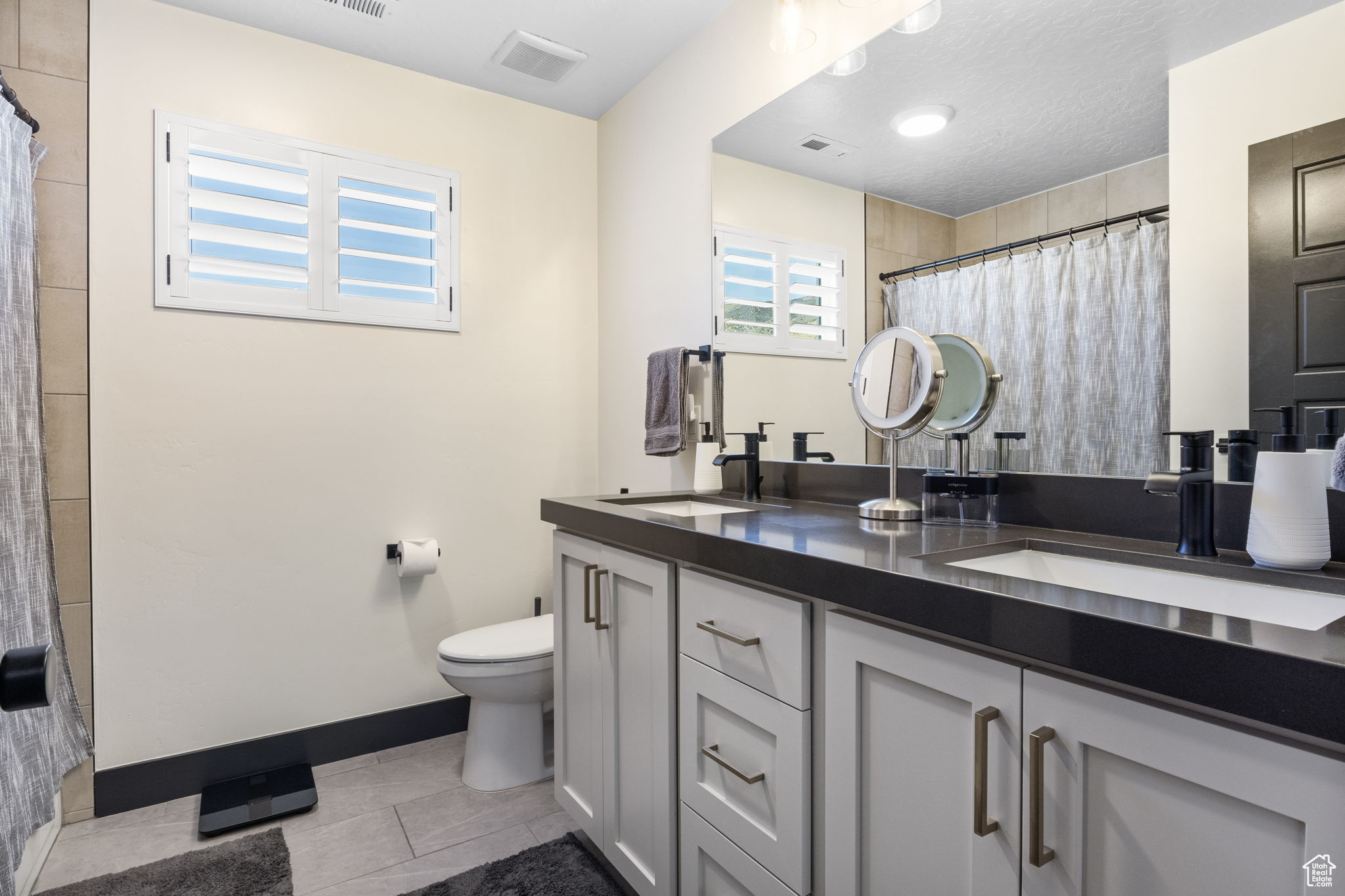 Saratoga Springs, Utah 84045, United States, 5 Bedrooms Bedrooms, ,3 BathroomsBathrooms,Residential,Active,123641