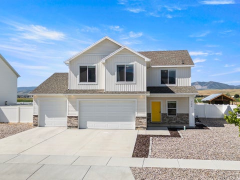 Homes For Sale - 702 E 675<br/> Hyrum, UT 84319