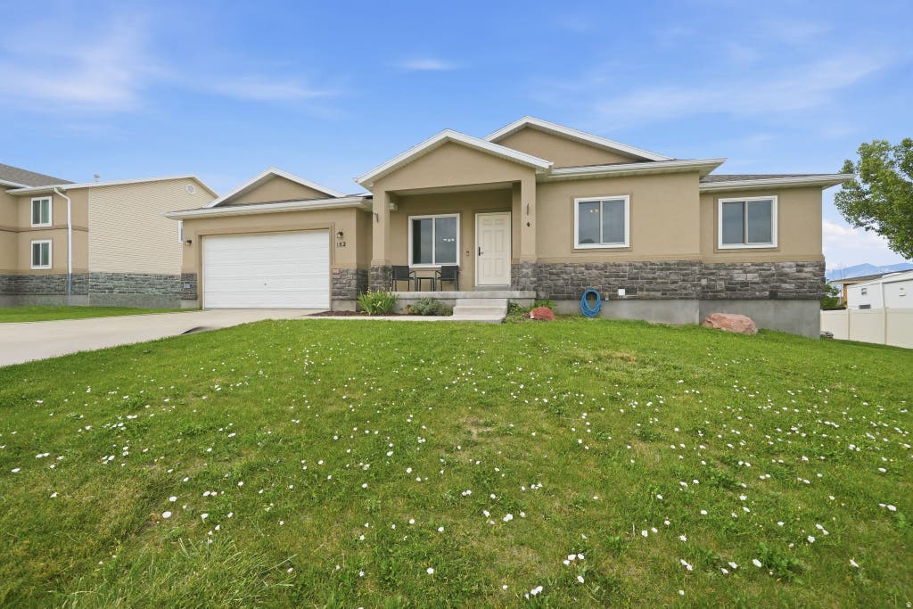Photo of 182 W CASI WAY, Saratoga Springs, UT 84045 (MLS # 2163956)
