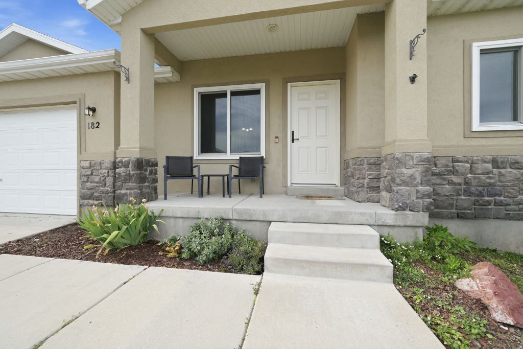Photo of 182 W CASI WAY, Saratoga Springs, UT 84045 (MLS # 2163956)