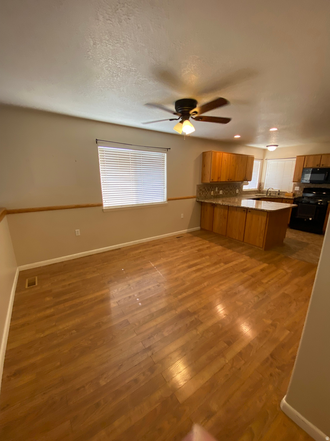 COUNTRY  BLUFF - Residential