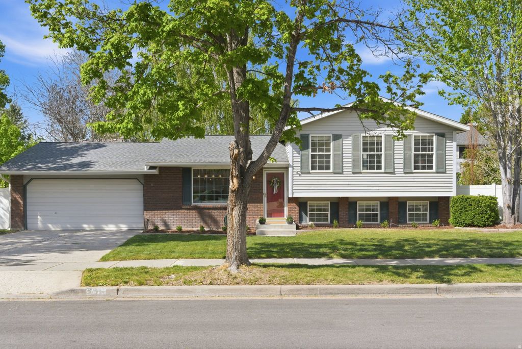 Photo of 2073 E 10095 S, Sandy, UT 84092 (MLS # 2152209)