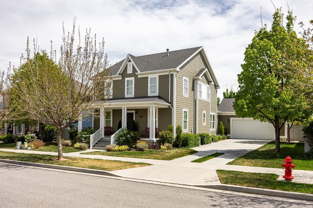 Photo of 10399 S TOPVIEW RD, South Jordan, UT 84009 (MLS # 2153098)