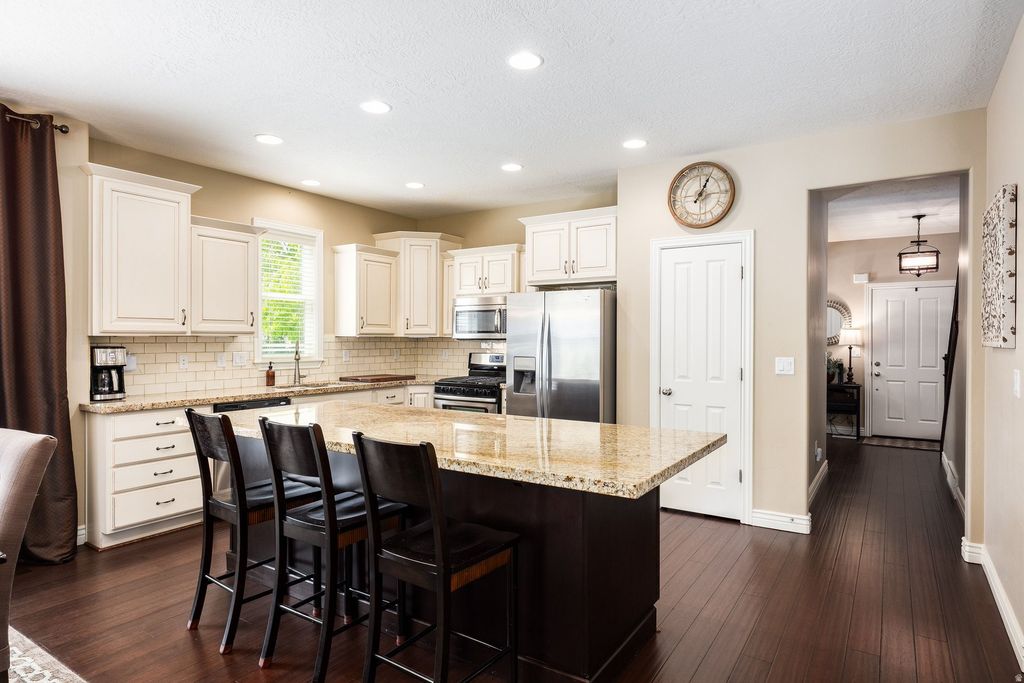 Photo of 10399 S TOPVIEW RD, South Jordan, UT 84009 (MLS # 2153098)