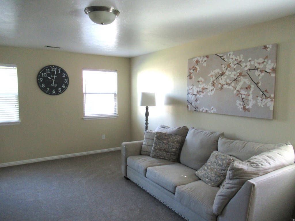 Photo of 1624 N HOLLYHOCK CIR W, Farmington, UT 84025 (MLS # 2180017)