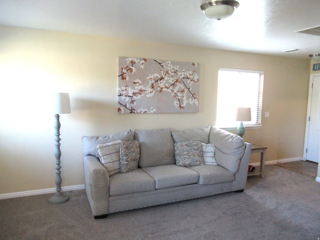 Photo of 1624 N HOLLYHOCK CIR W, Farmington, UT 84025 (MLS # 2180017)