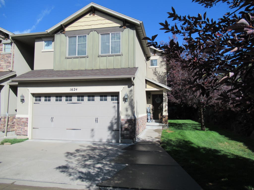 Photo of 1624 N HOLLYHOCK CIR W, Farmington, UT 84025 (MLS # 2180017)