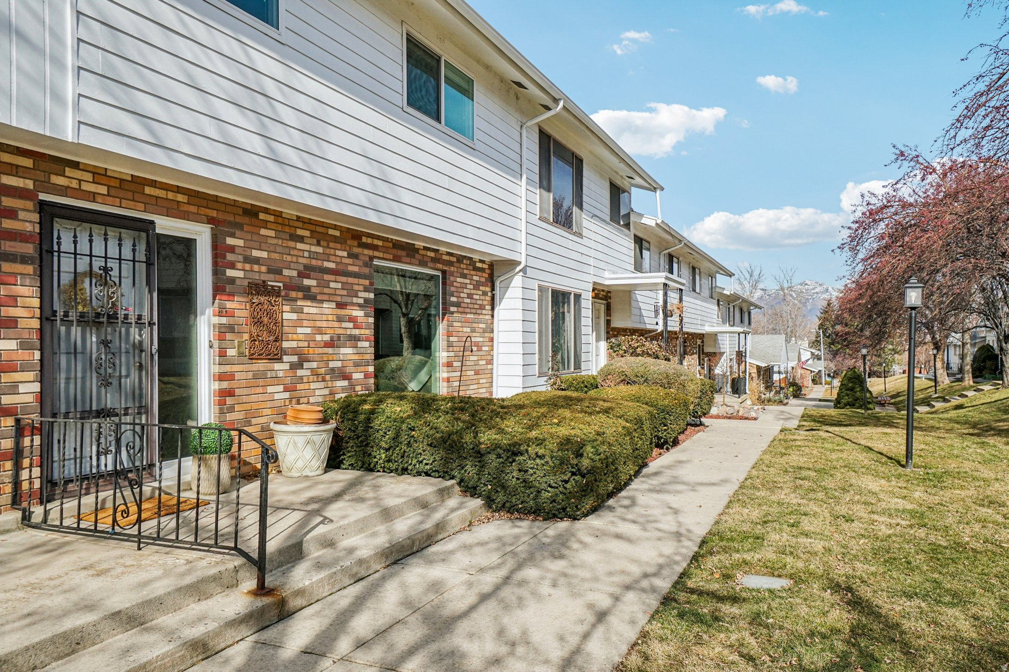 COUNTRY HILLS MANOR - Residential