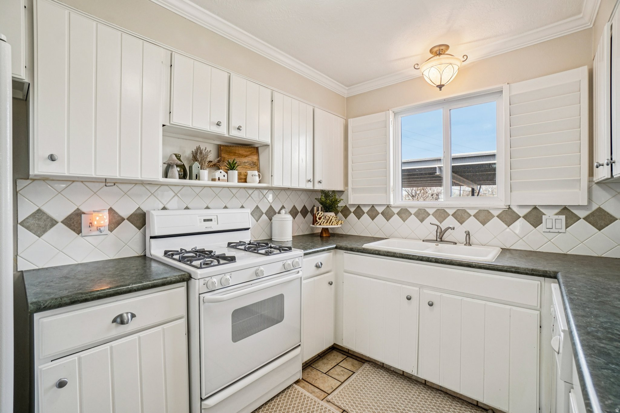 COUNTRY HILLS MANOR - Residential