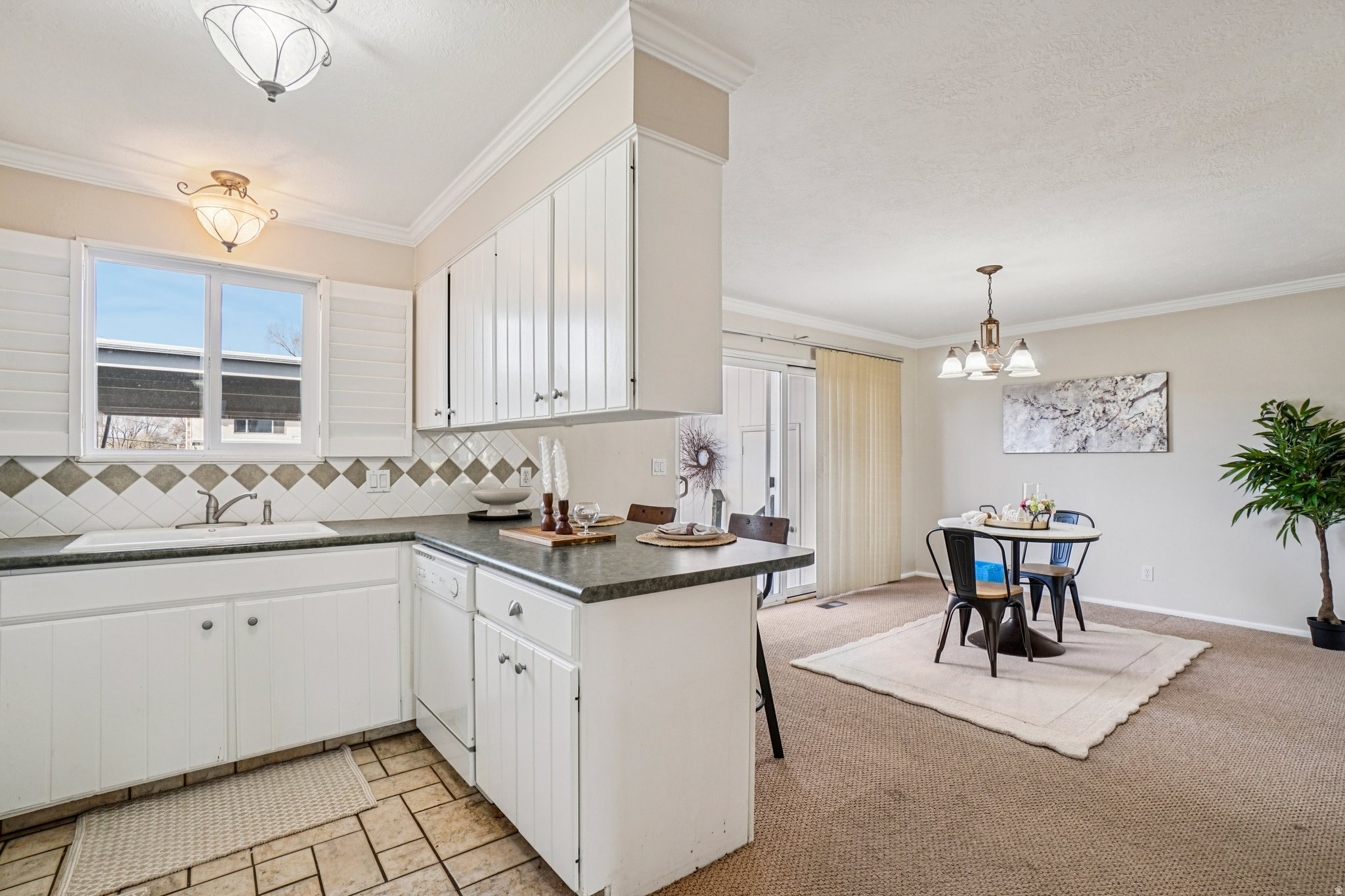 COUNTRY HILLS MANOR - Residential