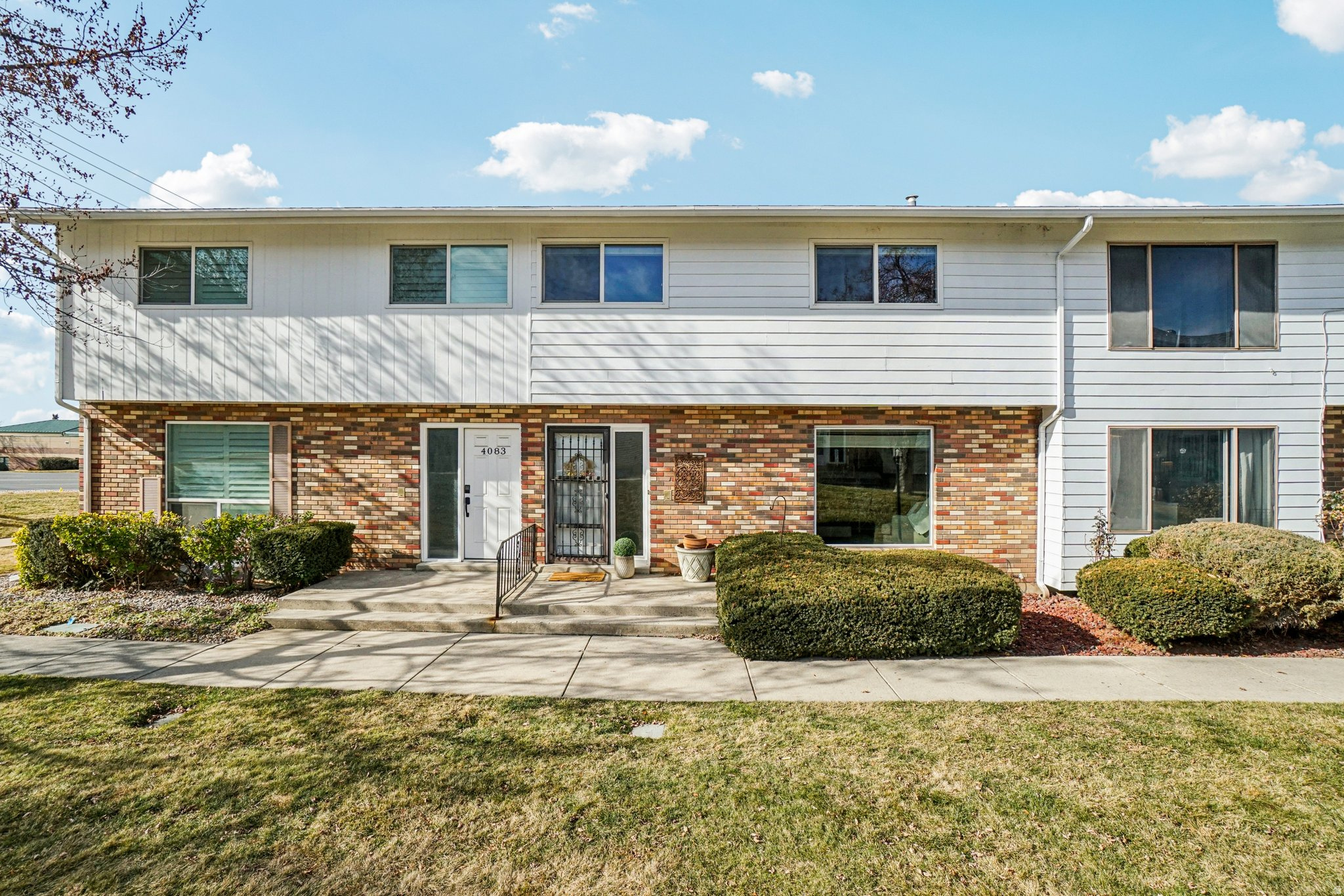 COUNTRY HILLS MANOR - Residential