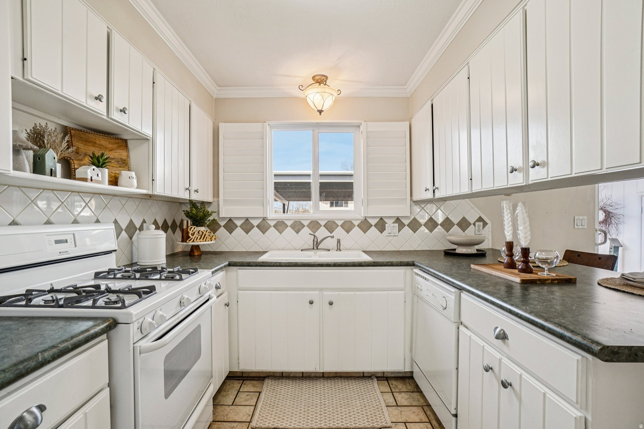 COUNTRY HILLS MANOR - Residential