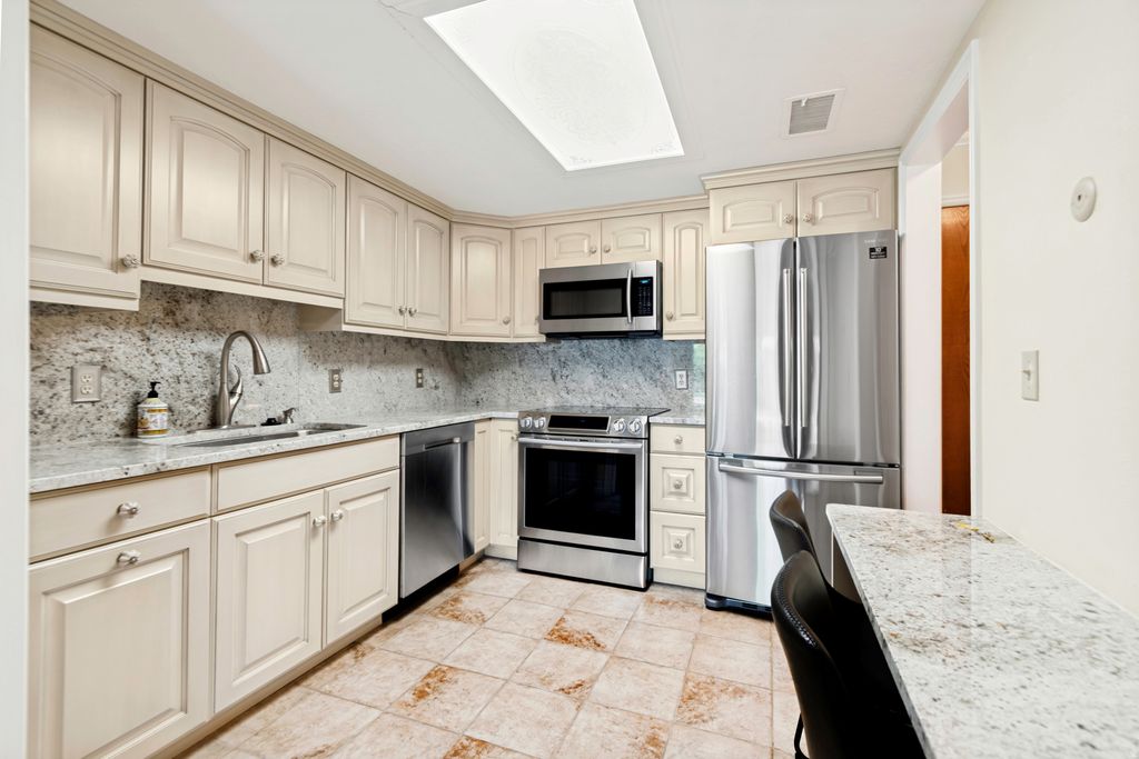 Photo of 1460 E HIGHLAND COVE LN #121, Millcreek, UT 84124 (MLS # 2157667)