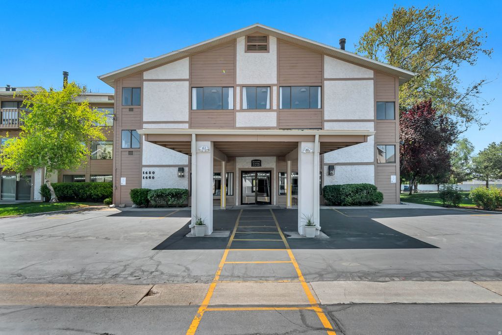 Photo of 1460 E HIGHLAND COVE LN #121, Millcreek, UT 84124 (MLS # 2157667)