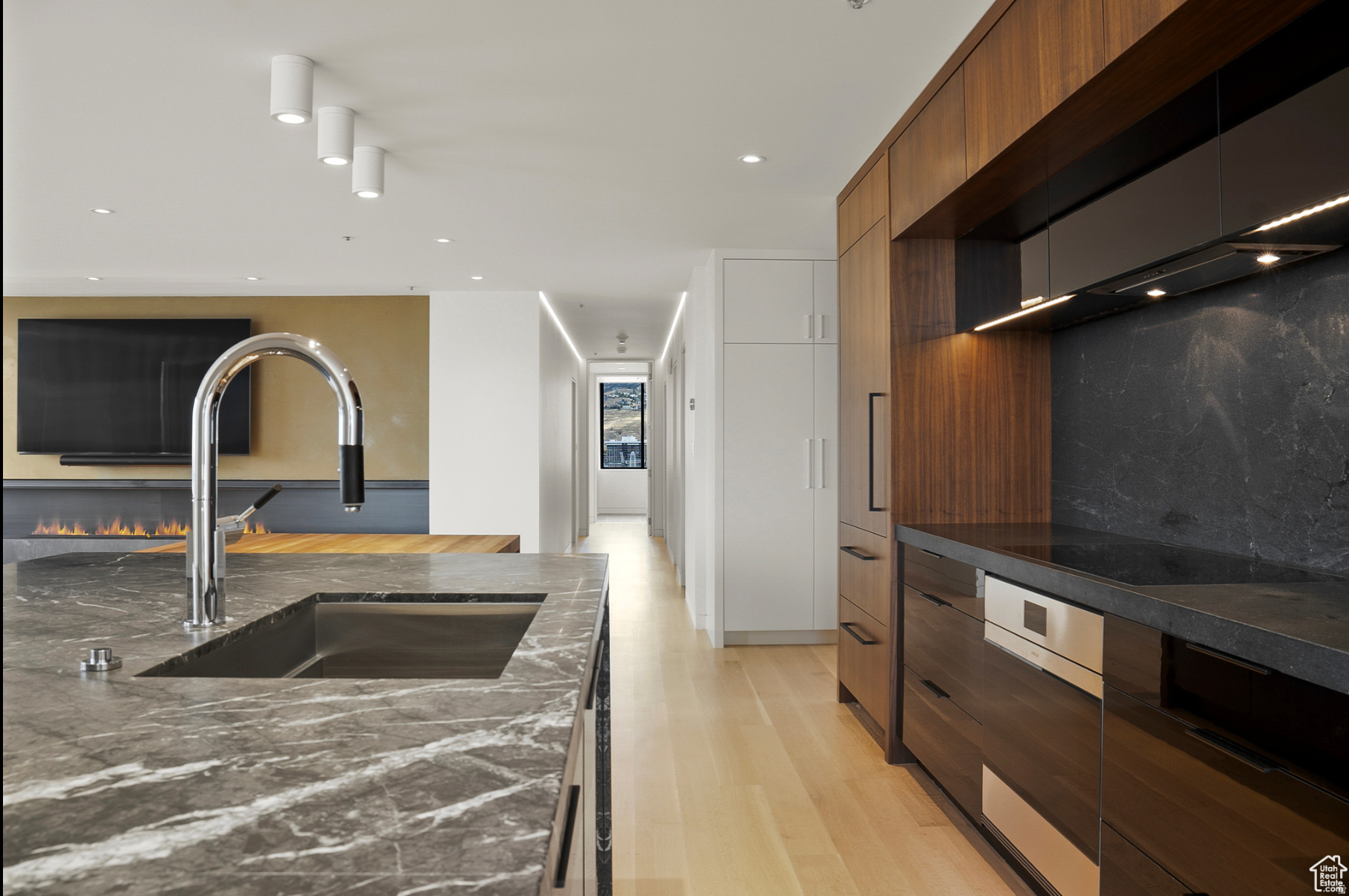 AMERICAN TOWERS - Residential