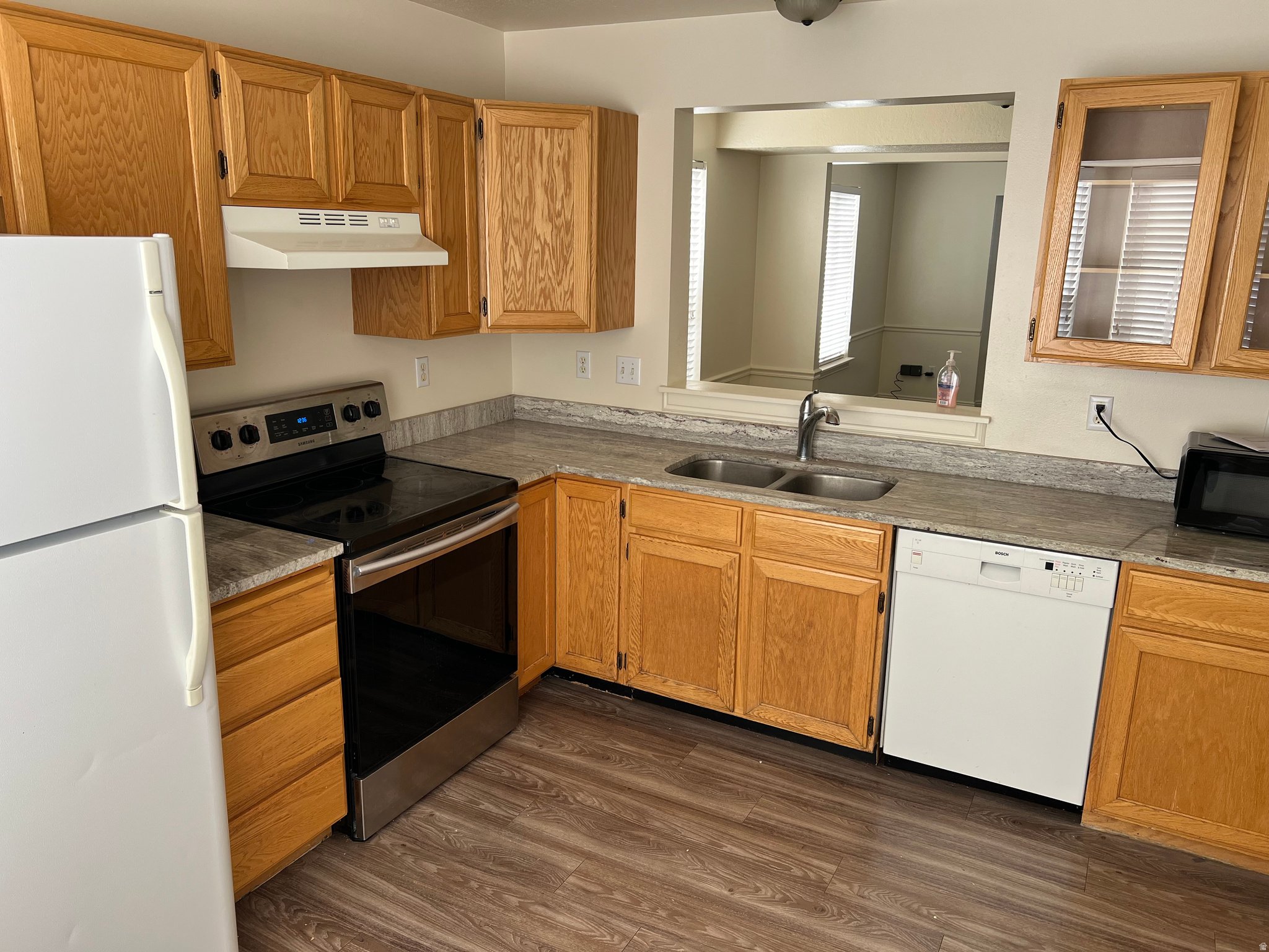 CREEKSIDE TOWNHOMES - Residential