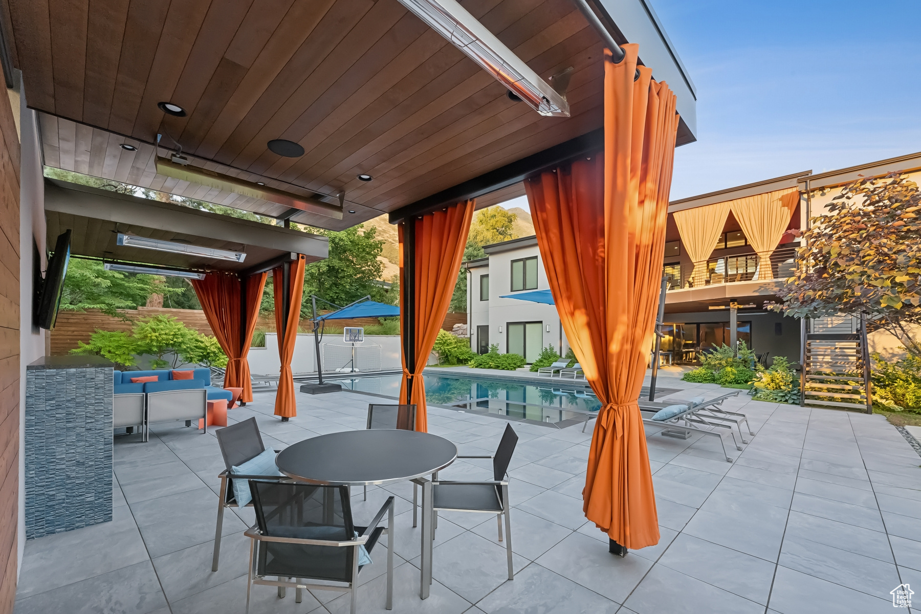 Salt Lake City, Utah 84124, United States, 5 Bedrooms Bedrooms, ,6 BathroomsBathrooms,Residential,Pending,8240