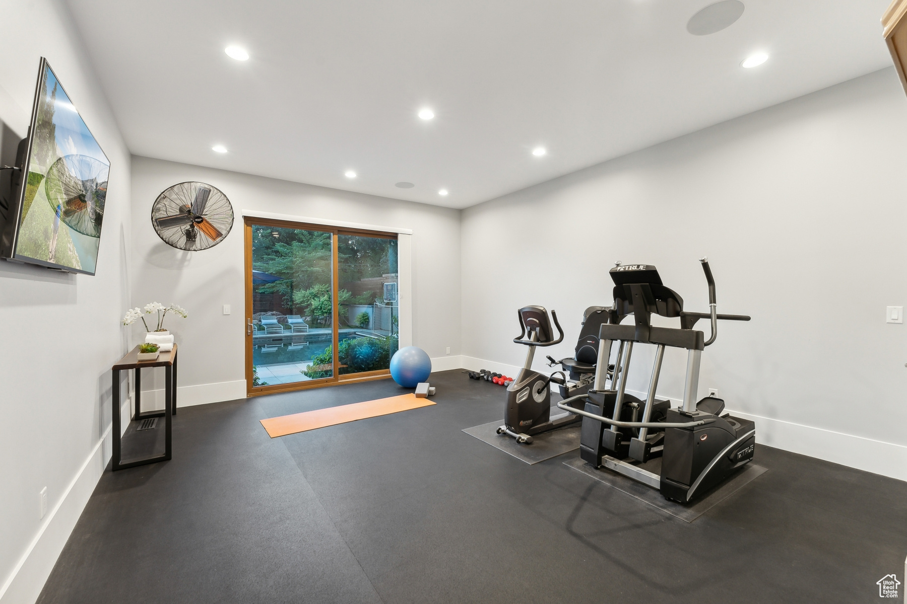 Salt Lake City, Utah 84124, United States, 5 Bedrooms Bedrooms, ,6 BathroomsBathrooms,Residential,Pending,8240