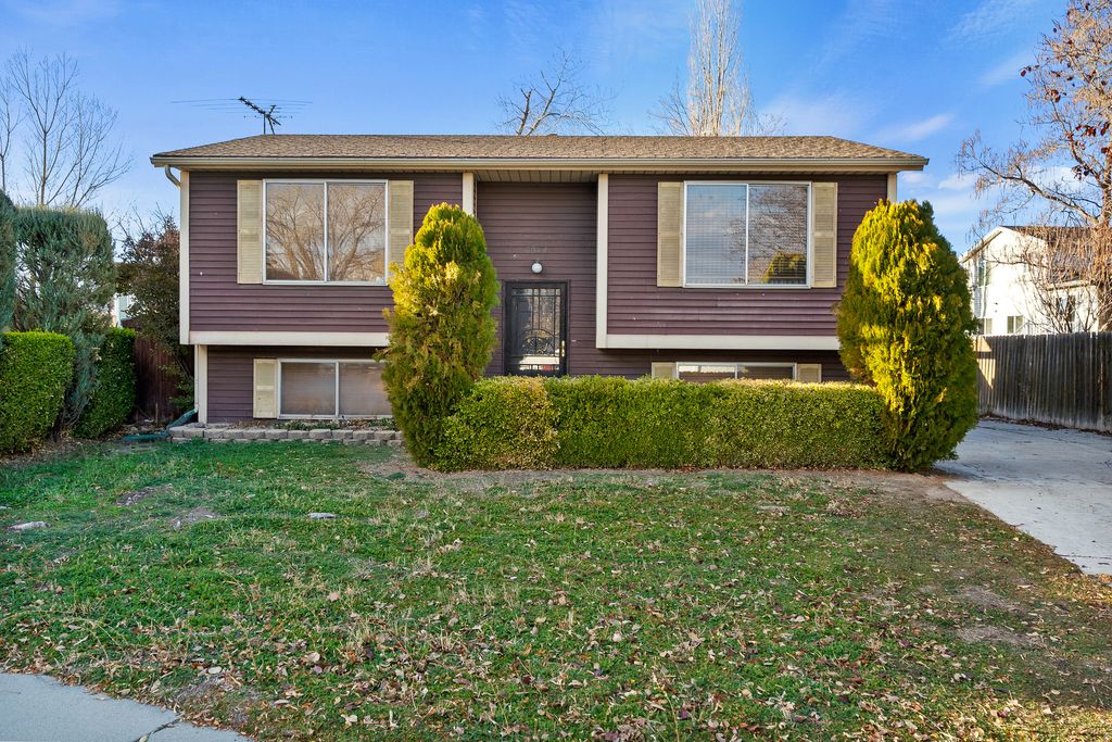 Photo of 3964 W HORIZON DOWNS CIR, Taylorsville, UT 84129 (MLS # 2125064)