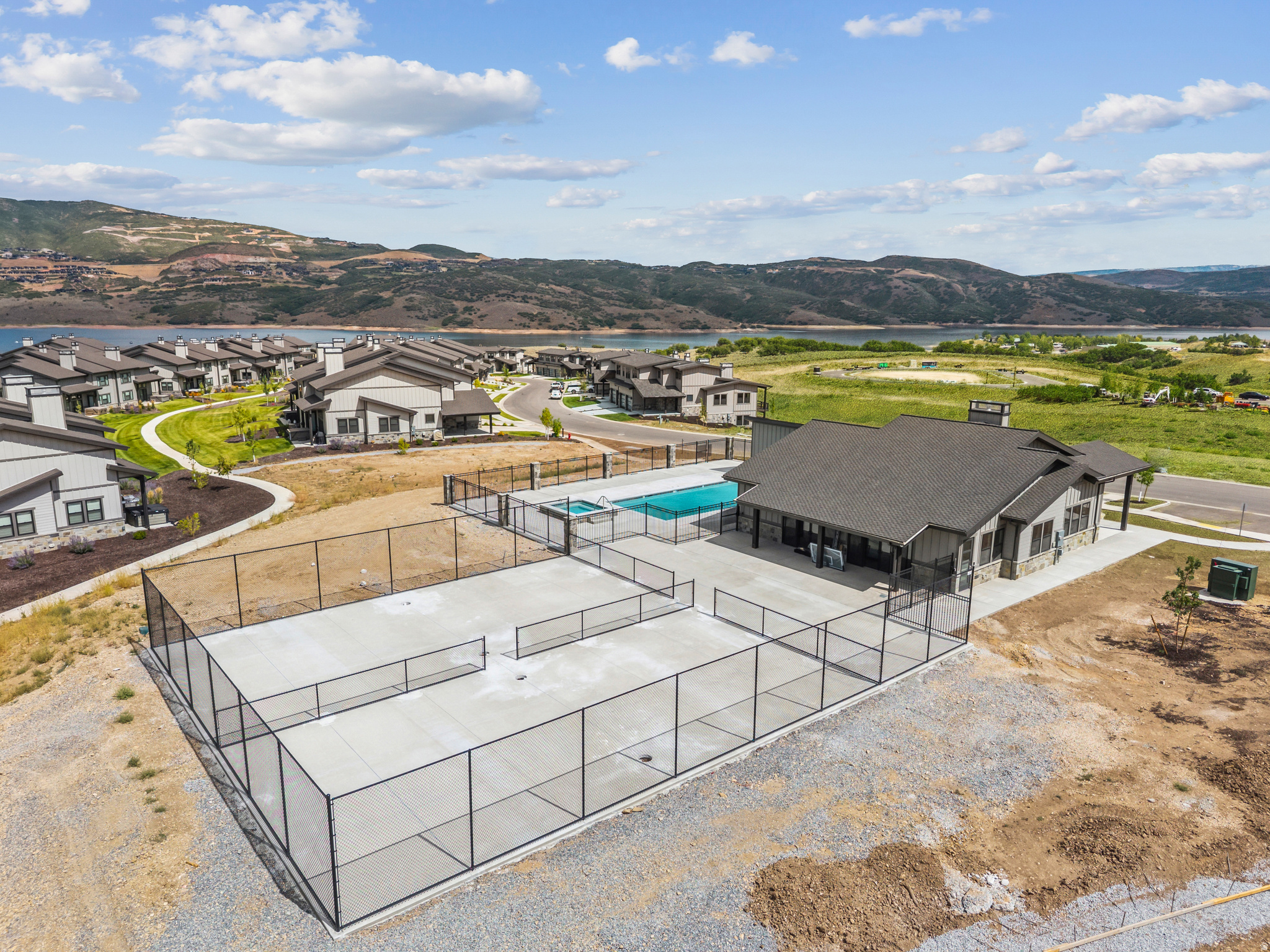 MAYFLOWER LAKESIDE - Residential