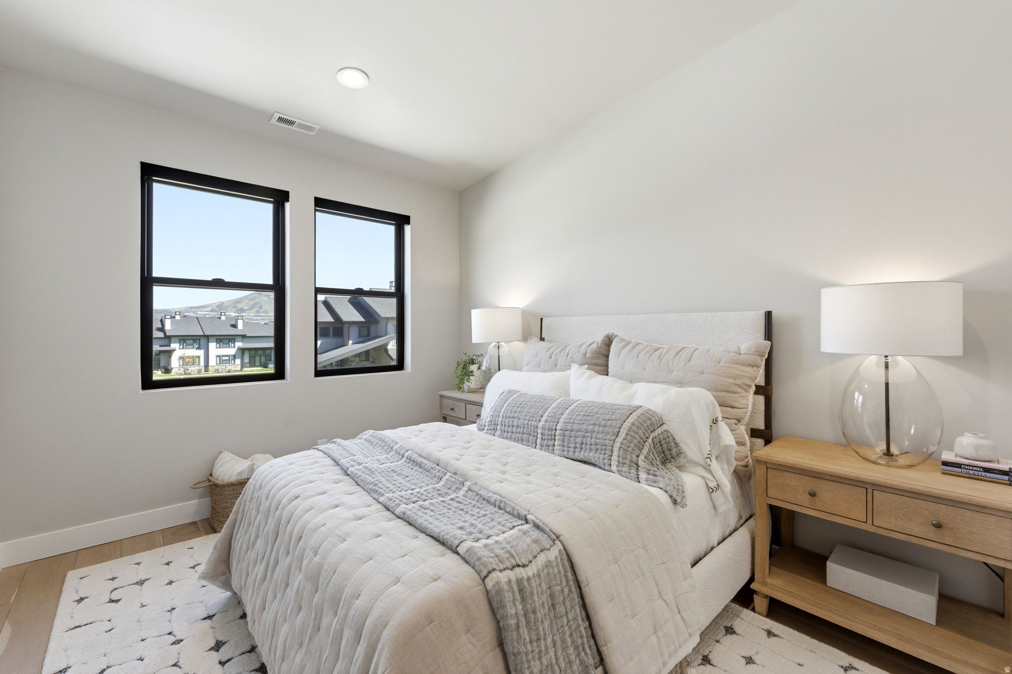 MAYFLOWER LAKESIDE - Residential